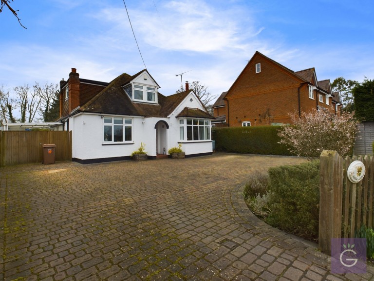 Davis Street, Hurst, RG10