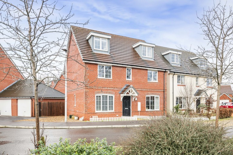 Bowling Green, Three Mile Cross, RG7