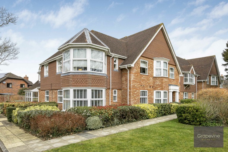 School Road, Hurst, RG10