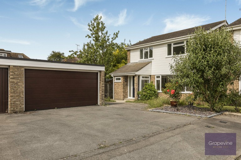 Milestone Crescent, Charvil, RG10